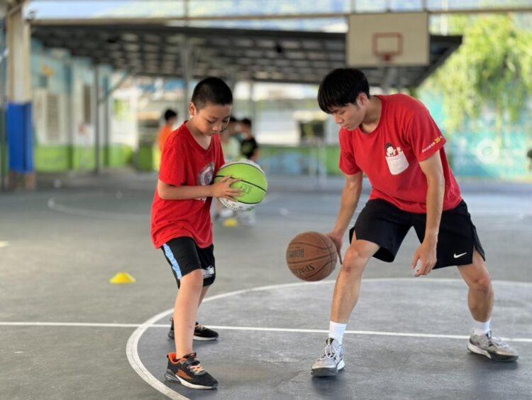 1.教導孩子練習基本動作,培養身體協調能力