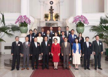 圖說：副總統蕭美琴於819下午，接見第６屆品牌金舶獎得主，亞家生技董事長李智慧（中排左四）獲邀與會。（資料來源：總統府）