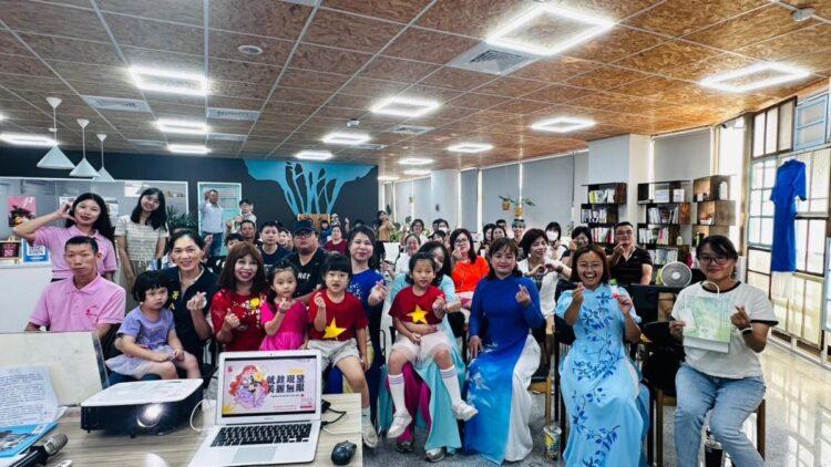 新二代朱秀蓮與母親蘇氏牒及築夢夥伴黃慈慧日前在嘉義市舉辦築夢計畫成果展