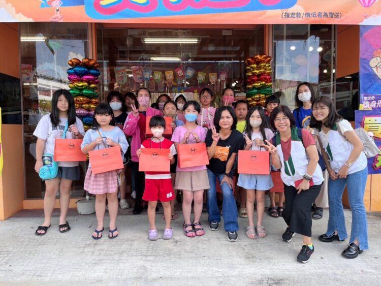 EASY SHOP岡山柳橋店贈送弱勢女童成長型內衣,幫助她們健康成長。