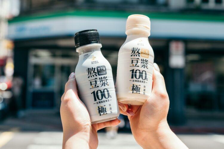 圖說：全家便利商店就是你的豆漿店，原味及黑芝麻兩種口味熬豆漿，小小一瓶每100毫升即富含5.6克的蛋白質，隨時隨地補充一天所需的蛋白質營養。（資料來源：MR.BEAN豆豆鮮生）
