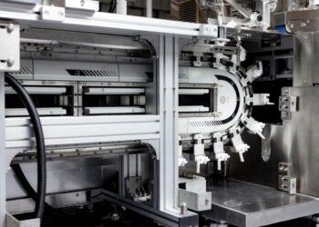 【新聞配圖一】虹興機械攜手洛克威爾自動化整合軟硬體解決方案，推出智慧彈性間距橫式包裝機，翻轉傳統設備生產痛點，提升生產效率與數據監測能力。