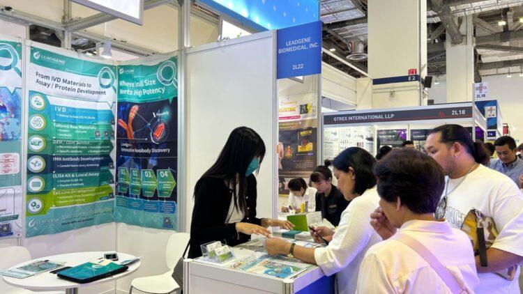 圖說：偉喬生醫參與新加坡2024年亞洲醫療展，現場吸引不少經銷商與醫療機構詢問。（資料來源：偉喬生醫）