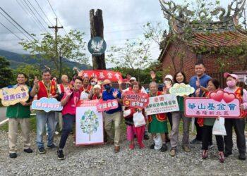 張榮發慈善基金會攜華山基金會弱視長輩遊金山。