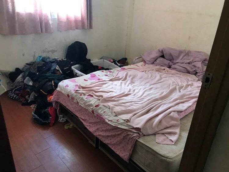 01-扶助家庭缺少收納器具，衣物隨處堆置；凌亂也占據生活空間。