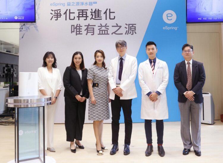 左起:安麗台灣技術法規及科技創新經理林嘉敏、行銷協理陳婉慧、行銷長陳怡靜、三軍總醫院醫師洪永祥、中原大學教授招名威、北醫大教授胡景堯