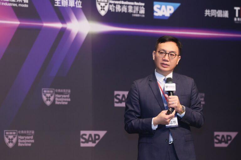 【新聞照片一】SAP 全球副總裁、台灣總經理陳志惟於第四屆數位轉型《鼎革獎》分享台灣企業積極探索AI 重新定義企業營運，在供應鏈與人資應用領域已有多元實績，並鼓勵企業打造數據驅動的資訊環境，優先盤點自身業務場景需求，再確認 AI 導入的標的和合適技術方案，實現營運智慧升級和推動商業模式轉型。