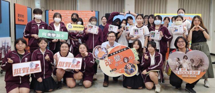 嘉義女中林義棟校長、武錦鑫傳道與參與生命教育講座同學合照 (1)