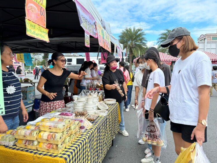 逾百間攤商、愛心人士及志工齊聚,挹注無窮世代計畫 (2)