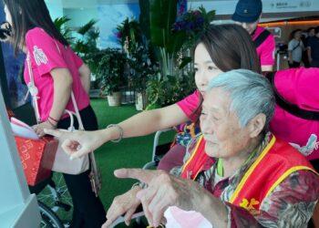 弱勢長輩第一次登上101，驚呼連連。