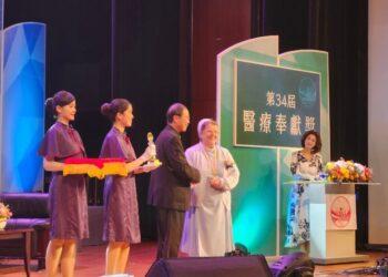 本屆醫療奉獻獎唯一的外籍獲獎者石台華修女(右二)與台北總教區鍾安住總主教(中)合影