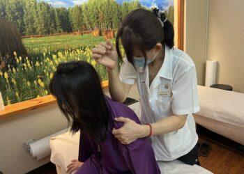 視障按摩師展現專業技巧 讓顧客放鬆身心s