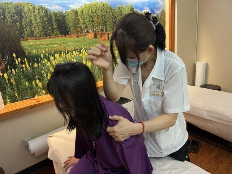 視障按摩師展現專業技巧 讓顧客放鬆身心s