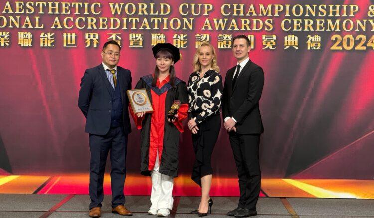 香港頒獎典禮,從右依序英國ELM代表,左二安寶兒老師,左一香港INTACQ代表