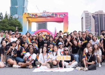 高誠公關亞太區團隊集結近百位由員工與親友組成的團隊參與遊行，展現GoAllOut 自由精神 (2) (1)