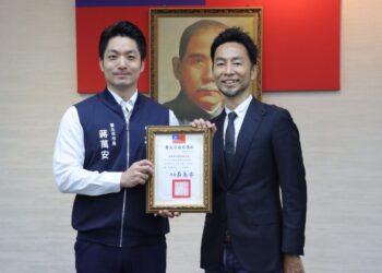 無毒農創辦人暨等家寶寶社福協會理事長曾逸峰代表接受北市府食農教育推廣貢獻感謝狀