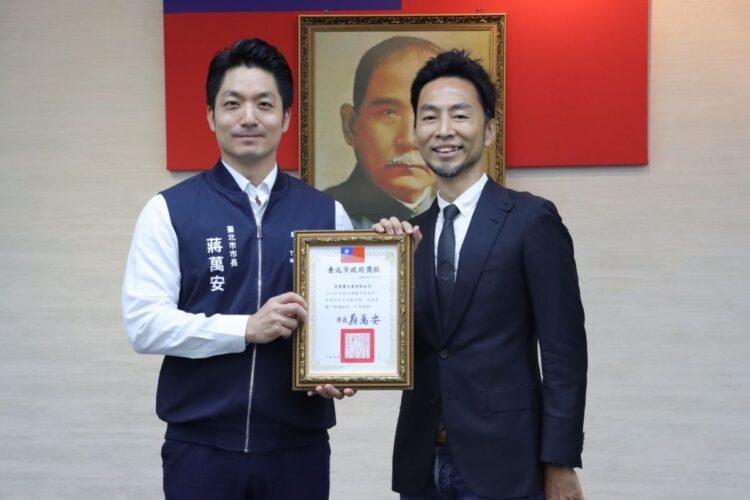 無毒農創辦人暨等家寶寶社福協會理事長曾逸峰代表接受北市府食農教育推廣貢獻感謝狀