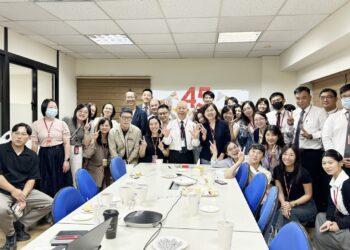 圖說：勤億蛋品科技迎來創立45周年生日，創辦人暨董事長古榮海（中）與員工一同熱鬧慶祝。（資料來源：勤億蛋品科技）