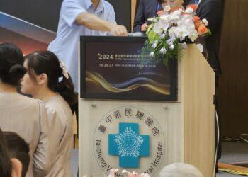 虹彩光電最新「膽固醇」技術開發新一代 27.6 吋彩色電子紙，首度發表應用於臺中榮民總醫院 42 周年院慶活動