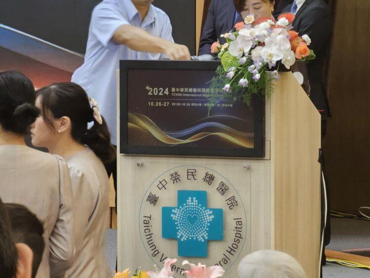 虹彩光電最新「膽固醇」技術開發新一代 27.6 吋彩色電子紙,首度發表應用於臺中榮民總醫院 42 周年院慶活動