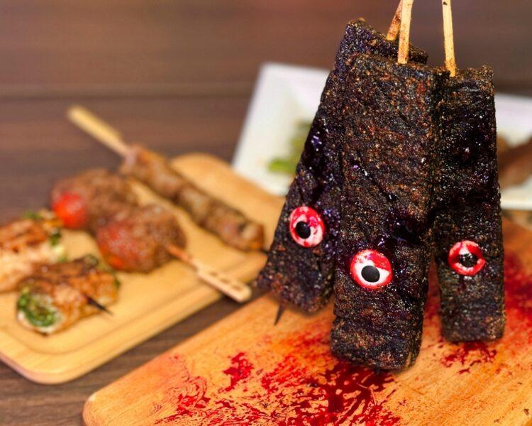 圖說:焦糖楓推出萬聖節限時一天活動,只要姓名內有「ㄨㄢˋ、ㄕㄥˋ、ㄐㄧㄝˊ」的同音字,到焦糖楓門市不限金額消費並出示證件,即可獲得「鬼太郎血糕」一串