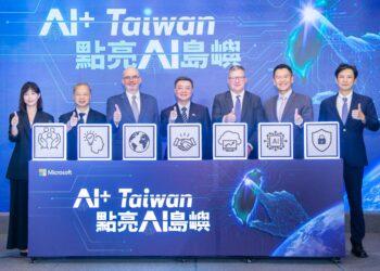【新聞圖片一】台灣微軟今（14）日宣布啟動「AI+ Taiwan」計畫，（左起）行政院發言人李慧芝、行政院秘書長龔明鑫、美國在台協會處長谷立言、行政院院長卓榮泰、微軟全球 Office 365 企業及雲端工程資深副總裁 Paul Lorimer、台灣微軟總經理卞志祥、金融監督管理委員會政務副主任委員陳彥良皆蒞臨記者會現場共襄盛舉。
