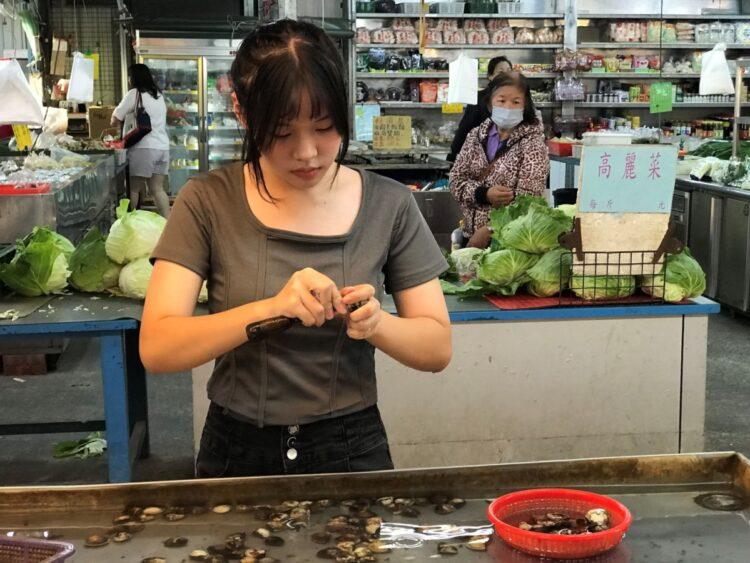 9.謝馨眉專注處理蛤蜊