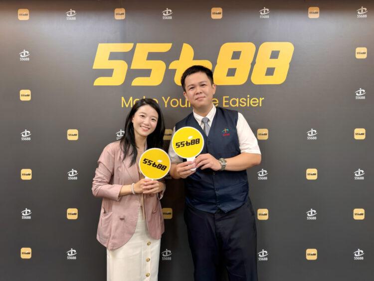 圖一_55688集團執行長林念臻（圖左）致送感謝狀、獎金，鼓勵范姜大哥（圖右）繼續用積極進取的態度，提供乘客美好的搭乘體驗。