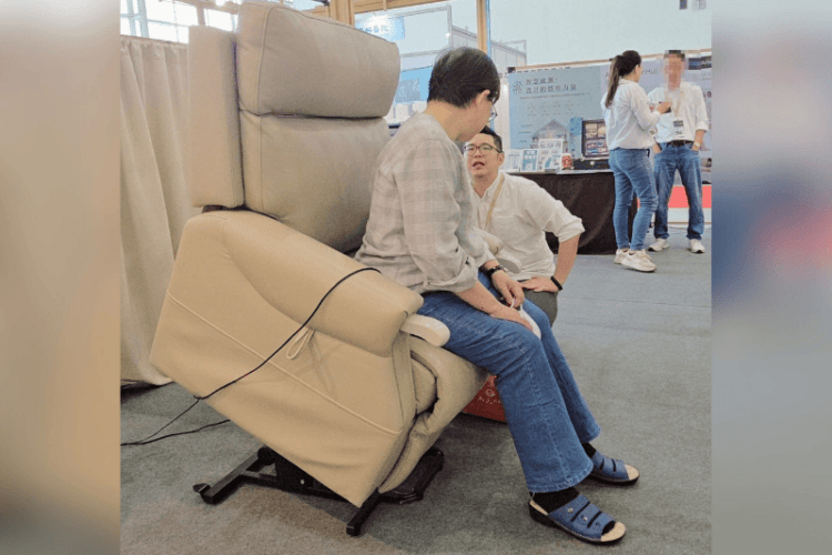 好想買給阿嬤!這款電動沙發讓長輩起身不再膝蓋痛