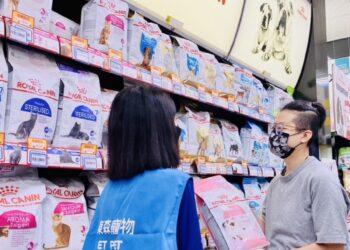 圖說1：法國皇家攜手東森寵物推「糧心助浪」公益活動，呼籲守護老病殘貓犬。