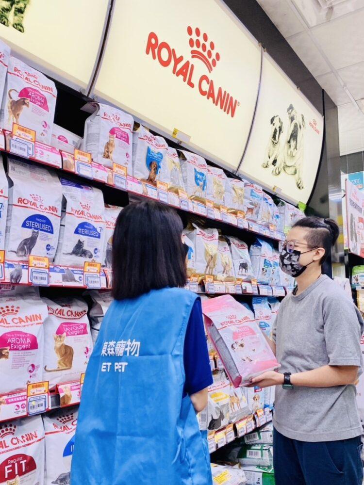 圖說1:法國皇家攜手東森寵物推「糧心助浪」公益活動,呼籲守護老病殘貓犬。