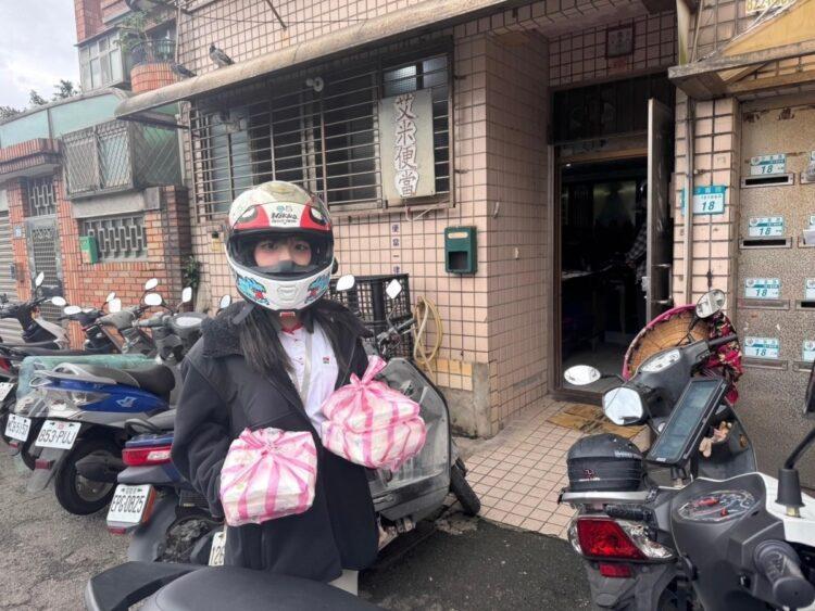 (圖說)信義房屋淡水店,偕同夥伴們擔任j華山基金會義工,親送便當。