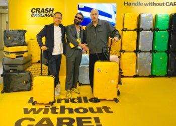 圖說：由左至右，恆隆行董事長陳政鴻與CRASH BAGGAGE創辦人Francesco Pavia、品牌大使黃宣，共同出席11_8發表會。 （資料來源：CRASH BAGGAGE）