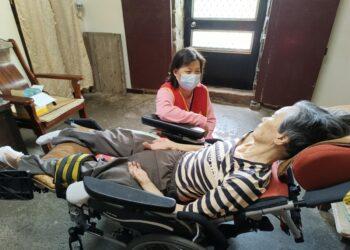 圖說：義工林阿姨認同華山「守護在地長輩」的之理念，加入服務行列。