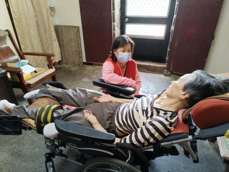 圖說:義工林阿姨認同華山「守護在地長輩」的之理念,加入服務行列。