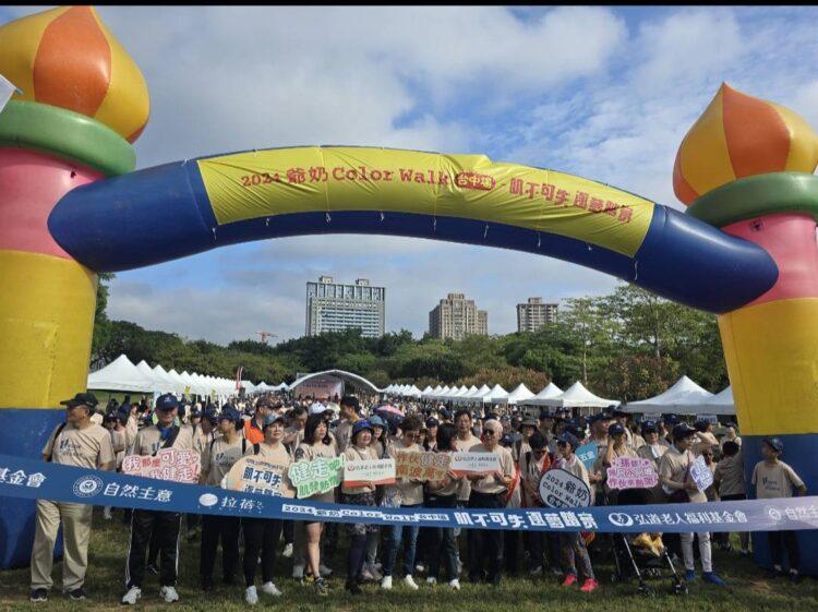 長輩們展開健康步伐，象徵對活力與健康生活的追求。