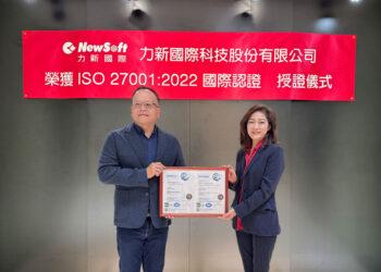 力新國際科技董事長李雲琴代表領證，由亞瑞仕國際驗證董事長陳勁宇頒發ISO 27001 2022證書