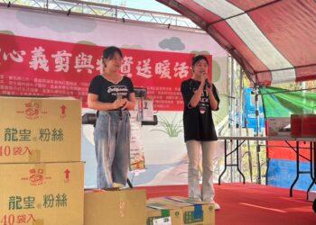 外籍生上台歌唱