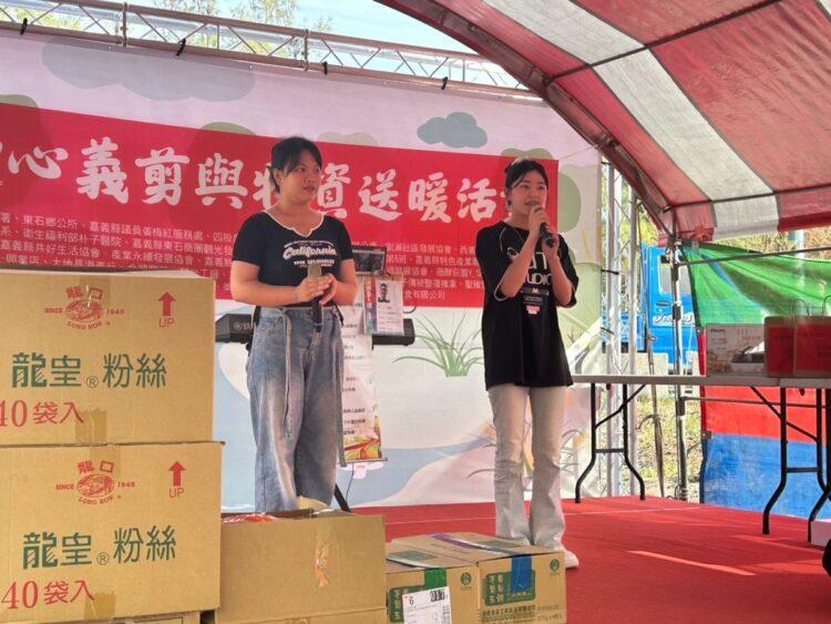 外籍生上台歌唱