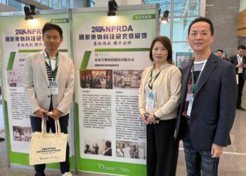 圖說：亞家生技研發「微型智能細胞製劑廠」，入圍國家藥科獎製造技術類，創辦人吳坤烈、董事長李智慧與策略長蘇伊平（從右至左）出席頒獎典禮。（資料來源：亞家生技）