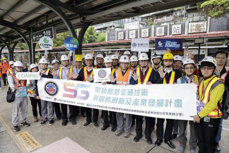 圖說:交通部科資司黃新薰司長、前交通部王國財部長、鐵道局楊正君局長以及台鐵公司杜微董事長,共同參與「5G帶動智慧交通技術與服務創新及產業發展計畫」,標誌臺灣在智慧交通領域邁向更進一步的發展。