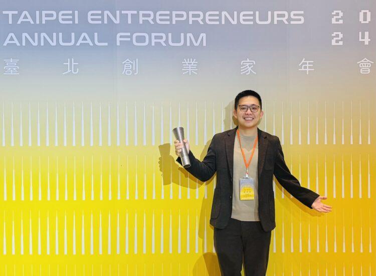 圖一_MYFEEL亞洲跨國集資平台執行長暨創辦人郭承錠,於2024亮點企業選拔榮獲「青年創業獎」。