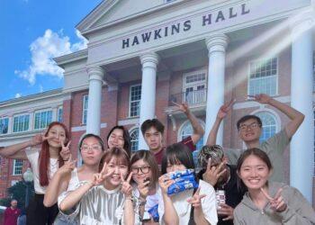 圖一：彭郁宸（左一）與美國的同學在Troy University校園活動中熱情互動，展現跨文化交流的熱情。