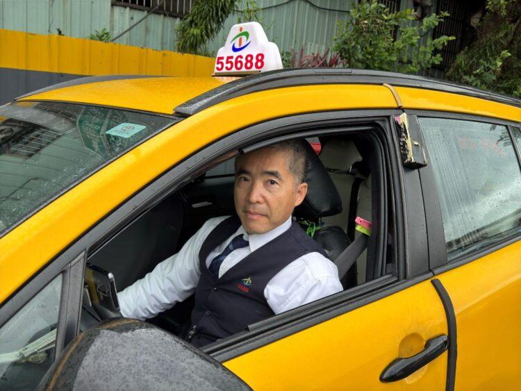 圖一_網友敲碗想要留下聯繫方式的暖心運匠黃一中,表示自己只是舉手之勞,感謝路小姐的分享和網友的肯定。