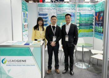 圖說：偉喬生醫董事長莊詠鈞（中）與執行長鄭又瑋（右）親自參與一年一度的德國杜塞道夫醫材展。（資料來源：偉喬生醫）