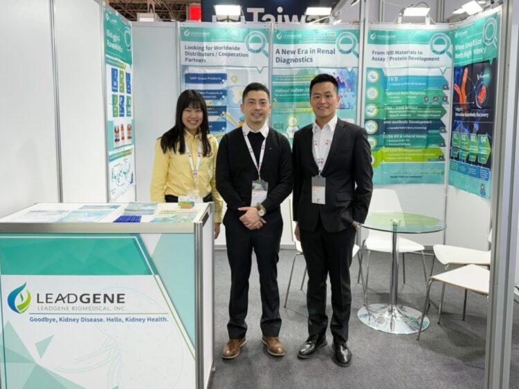 圖說：偉喬生醫董事長莊詠鈞（中）與執行長鄭又瑋（右）親自參與一年一度的德國杜塞道夫醫材展。（資料來源：偉喬生醫）