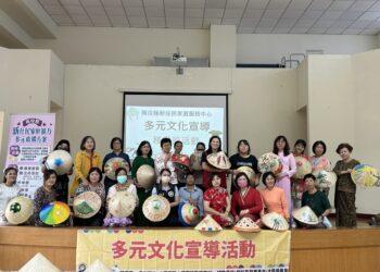 參與成員手拿自己繪製的越南斗笠，開心合影留念