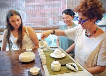 圖說：台灣茶揚名國際，可以透過遊程安排讓外國旅客走訪茶園、了解茶文化及不同茶種，不僅只是買一杯珍珠奶茶而已。（資料來源：飛亞旅行社）