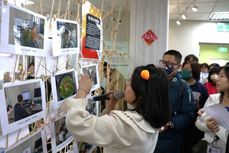 欣躍會所成果展由會員擔任導覽員,除了介紹展場規劃,也分享在會所的日常點滴