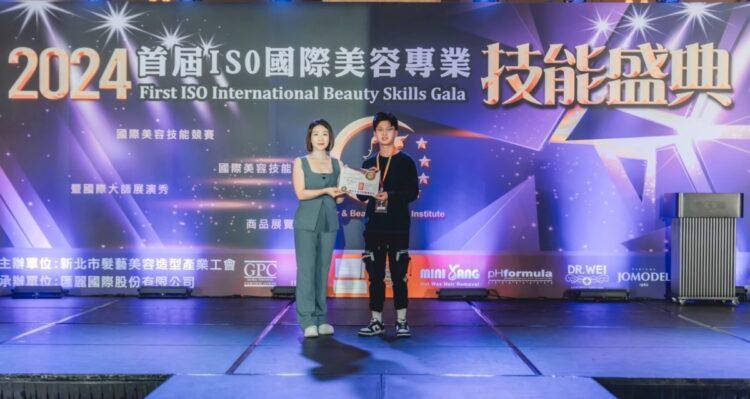 創意編梳冠軍陳力宏(右)